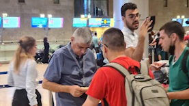 משה זכאי עוזר בתור, צילום: פייסבוק